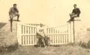 sur la barrière du champ face au château: Jean, Boudier et la garde Victoire, qui tient le chien