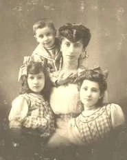 Nanny et ses 3 enfants, vers 1908