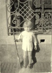 Jean-Paul, en petit valet de chambre, juillet 32