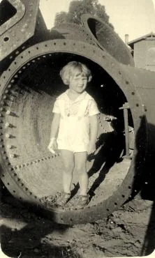 Jean-Paul dans un conduit pour air comprimé? Mr Hébert a dû souvent passer par là d'après Jean Cordelle et peut -être aussi Daddy, 29 oct 32, promenade aux ateliers,
