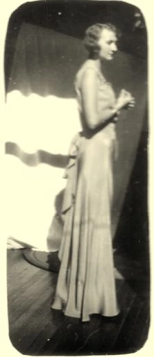 Tante Maine, robe verte en soie grecque, juillet 33