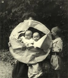 V7201 - V7118 - Les jumelles sortant d'un disque de papier