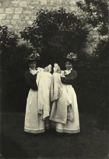 V6912 - avec les deux nounous, été 1902