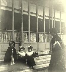 V7211 - Hélène et ses enfants, automne 1903, Neuilly