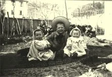 V7403 - 3 enfants, les jumelles ont 6 mois?, été 1902