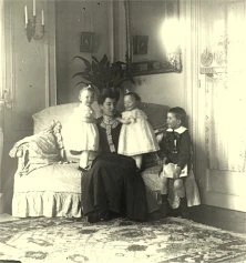 V7301 - Hélène et ses 3 enfants au salon en hiver 1903, à Neuilly probablement