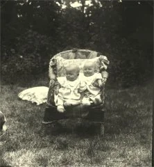 V7207 - Les jumelles dans un fauteuil de jardin, à 3 mois mai 1902