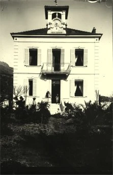 V7008 - Maison de vacances à Vence vers 1904, on reconnait Hélène, Jean et Suzanne.