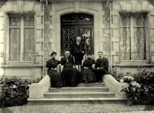 Encore les Georges Prouveur et Mlle Dupré (à droite, une soeur de Marthe Prouveur), où?, il semble que ce ne soit pas à la même maison, mais les vêtements semblent les mêmes