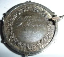 Voici une médaille commémorant le mariage chrétien des époux Weill et Hénos
