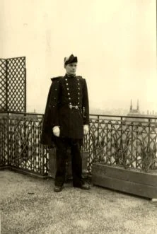 en grand uniforme, "grand U"