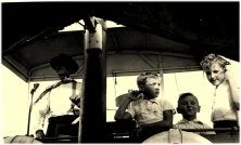 sur la passerelle, les 3 enfants et le barreur Don Joaquim