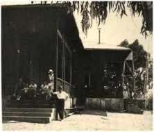 V1355 - Riachuelo - Les familles sur les marches du chalet, 2/1932, de g à d: Germaine, Jean-Paul, François, Michel, Yves, Simone, Jean Hausermann