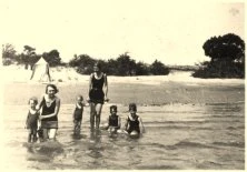 V1337 - Riachuelo, les bains, de g à d: Jean-Paul, Germaine, Yves, Simone, Michel, François, 2/1932