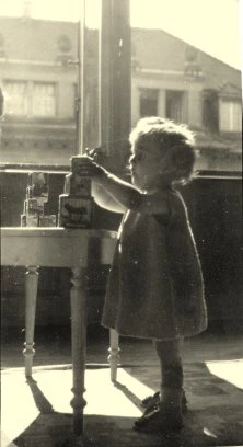Claude jouant aux cubes, 1931, Strasbourg