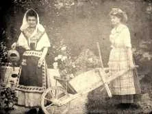 JCT010 - Déguisements, Mathilde (à g) et Jeanne (à d) Flamain, juin 1899