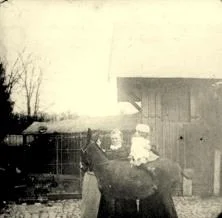 VM016 - René sur un âne, Dampierre (ferme)