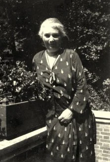 Marguerite Maillet à Sceaux vers 1928