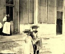 Une servante, Suzanne et ses 2 frères, mai 1901, Reims