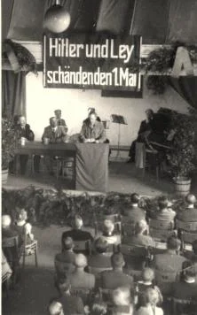 Grand-Père est à la tribune, il harangue la population et annonce la mort de Hitler le 1er mai 45, 8 jours avant la fin de la guerre et la capitulation allemande
