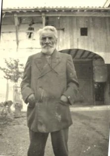 Emile Charpentier, devant le porte-rue de Dampierre