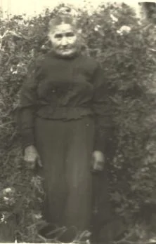 Henriette, la vieille domestique de la famille?