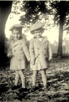 Les jumeaux Maillet, Yvon et Annie, vers 1937
