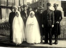 de g à d, derrière les communiantes: Mme Sala (propriétaire de la maison où habitaient les Rougier), Albert Rougier, ?, ?, Lucie Rougier, Jeanne Rougier, Grand-Mère Rougier, Granie, Grand-Père, Marguerite Maillet (épo…