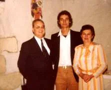 Frédéric entre son parrain et sa marraine