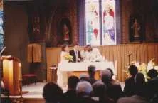 Sortie de l'église sous une haie de voiles de bateaux, les parents sont là, heureux et émus