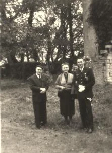 Toutouni, Tante Maine et Jean-Louis à Vierville, octobre 55