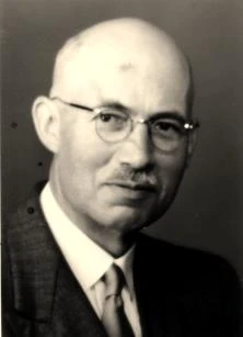 Emile Roullier, un cousin éloigné, côté Feige et Gaveau, décédé en 1955, laissant une nombreuse descendance de cousins Roullier