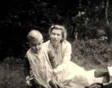 Colette Forissier, née Morgon, et son fils Christian, une amie de Claude au lycée de Bourg en Bresse, été 55