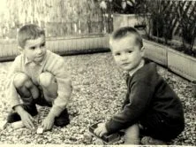 Frédéric e Christophe sur la terrasse de l'avenue de Lamballe, printemps 1961 ?