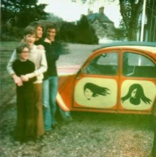 Les 4 garçons et la 2CV de Tandrée qui sert à Frédéric et qui l'a repeinte