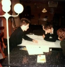 Christophe et Frédéric préparent la prochaine croisière de Gwenili, 1977