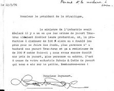 Renaud s'amuse avec une machine à écrire