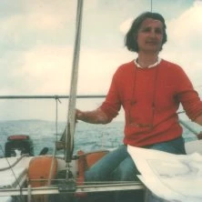 On relève l’ancre. La traversée me laisse indifférente, je somnole. Les 2 capitaines, c’est Yves le vrai capitaine, ont promis de me réveiller quand nous arriverions à l’île Rouzic, une des Sept Iles au large de Ploum…
