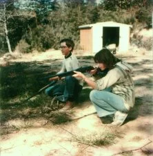 Renaud et une jeune américaine s'exercent au fusil de chasse