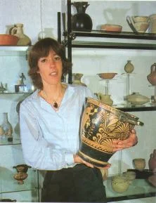 Brigitte dans sa galerie d'antiquités à Toulon,