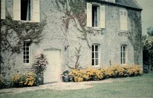 Vieux puits et grange ancienne Est
