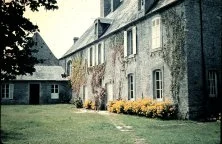 Vieux puits et grange ancienne Est