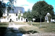 Vieux puits et grange ancienne Est