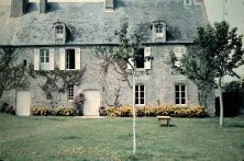 Vieux puits et grange ancienne Est