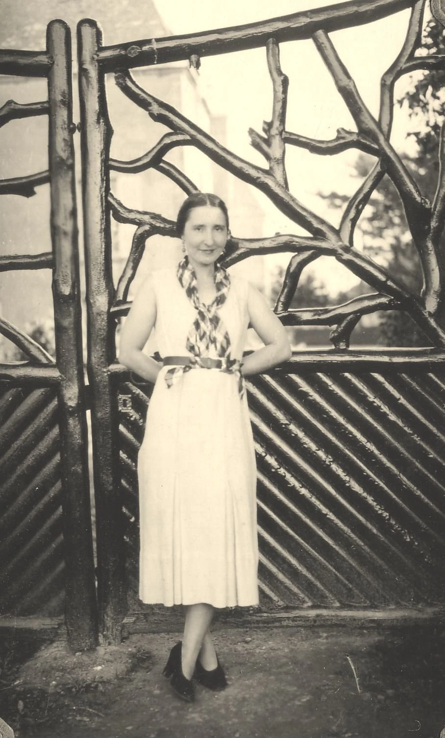 Tante Suzon à la barrière du potager — Vierville, vers 1933